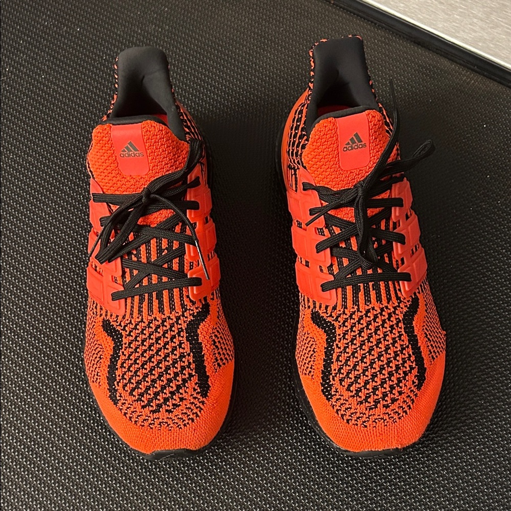 Adidas ultra boost  5.0 DNA 'Solar Red'
G54961